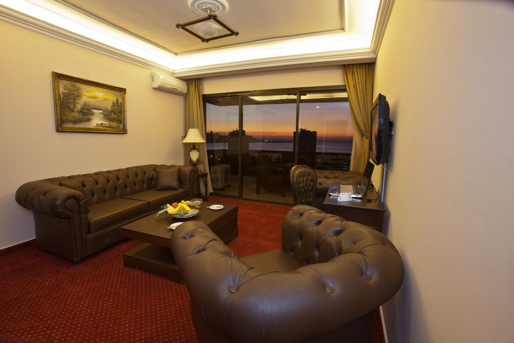 Queens Land Hotel Jounieh Exterior photo